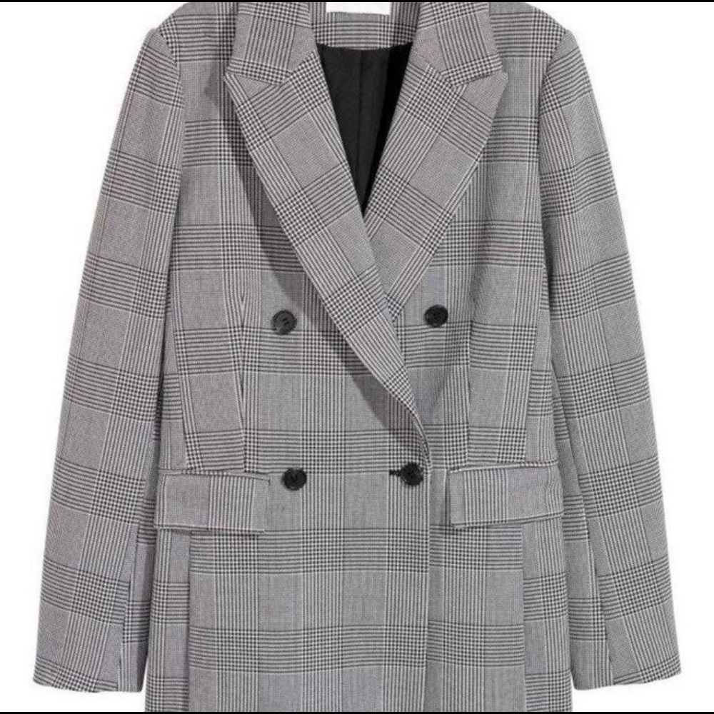 Structured plain black and white blazer 12